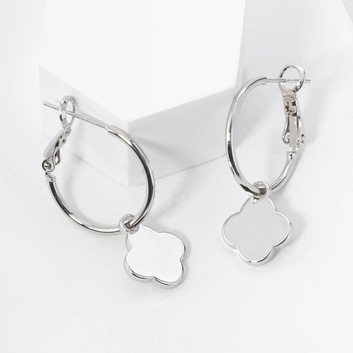 Quatrefoil Drop 20mm Leverback Hoop Earrings / 18K Gold