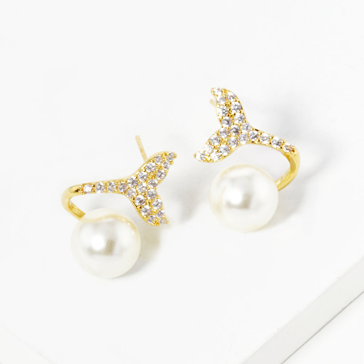 Curved Sparkle Stud Earrings with White Accent | BE331 — BE331GCM.jpg