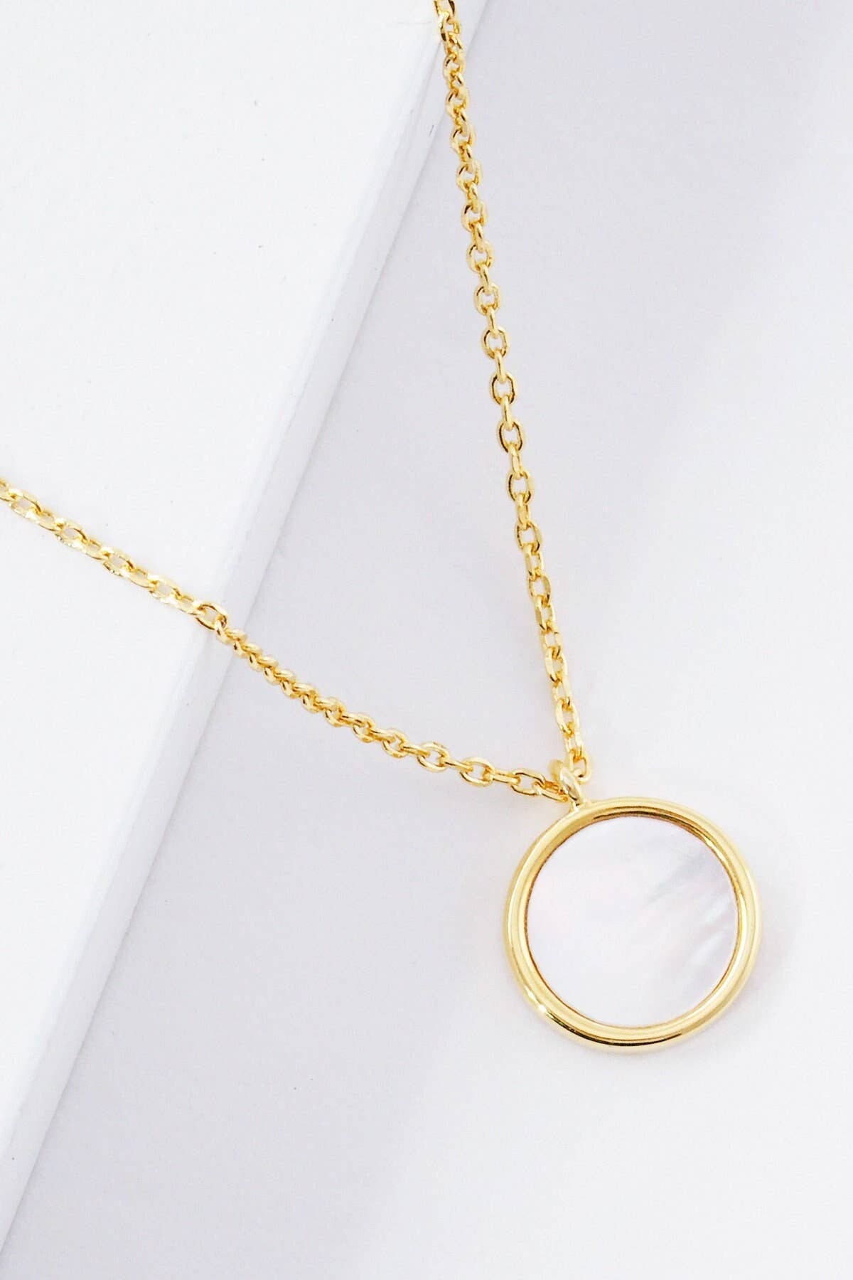 White Shelled Round Necklace