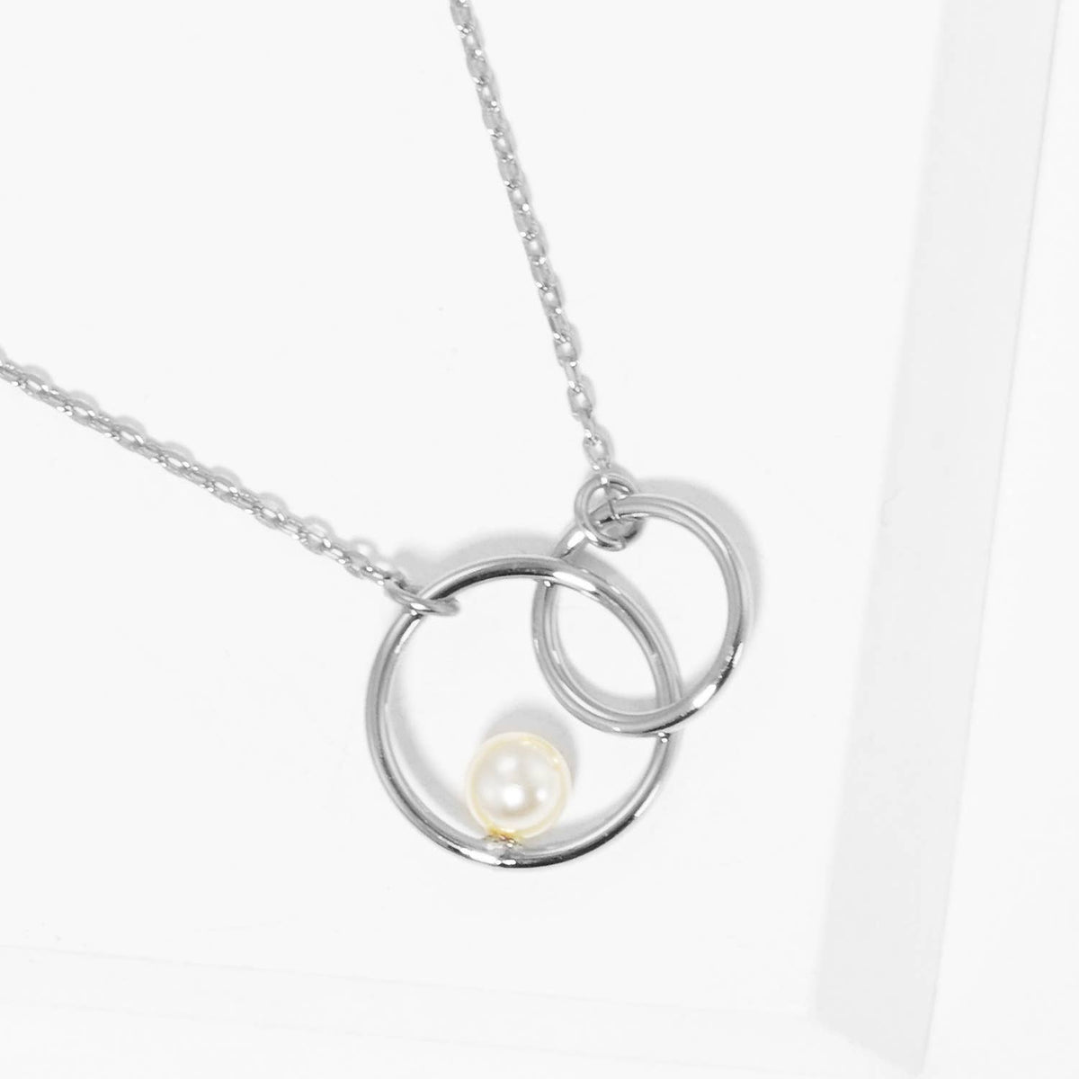 Interlocking Circle Pearl Necklace